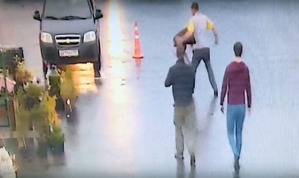 Φρίκη: Σκότωσε τον μπαρμπέρη του με σούβλα γιατί δεν του άρεσε το κούρεμα (σκληρό βίντεο)